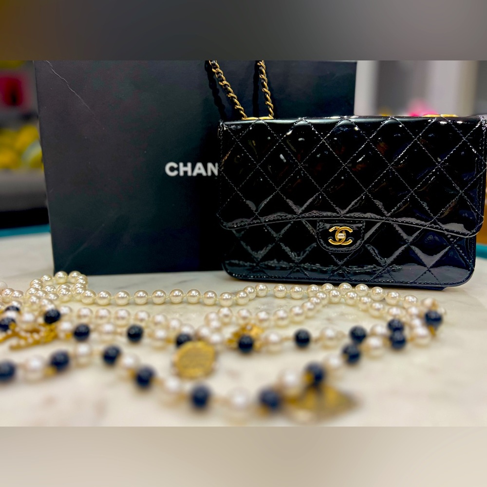 Chanel wallet on chain vintage .